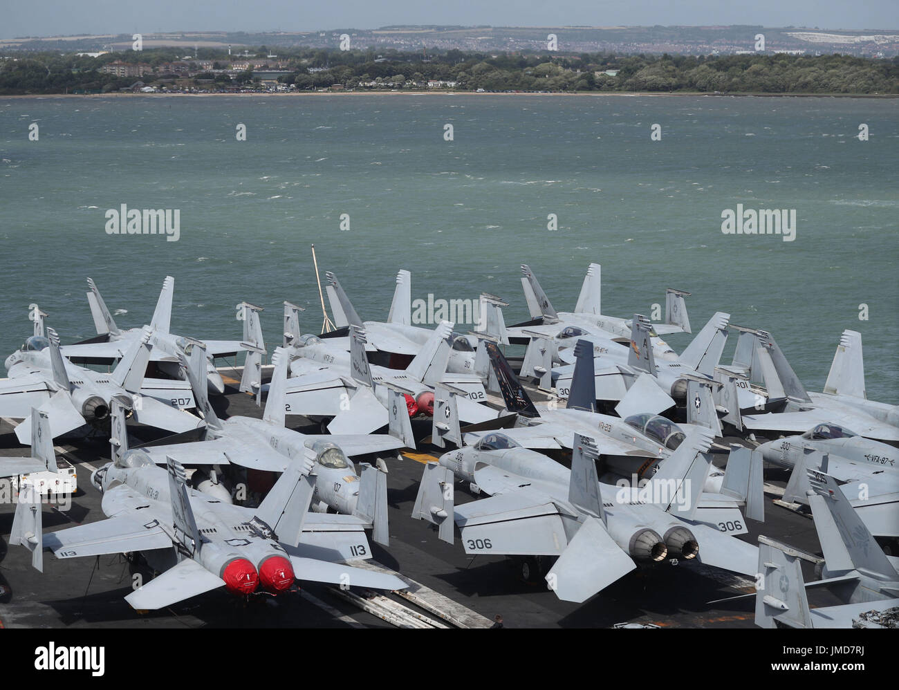 F-18 jet da combattimento a bordo della US Navy Nimitz-class portaerei USS George H.W. Bush come si stabilisce al di ancoraggio fuori coastbefore partecipa n esercizio guerriero sassone 2017 nel Nord dell'Oceano Atlantico. Foto Stock