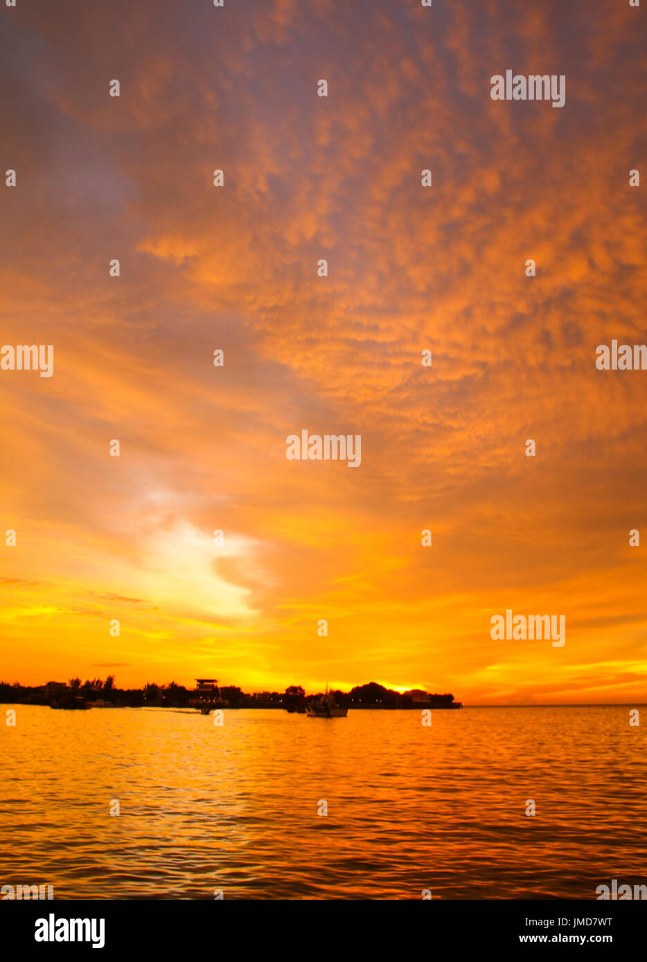 Tramonti mozzafiato e drammatici sky in Kota Kinabalu, Malaysia Foto Stock