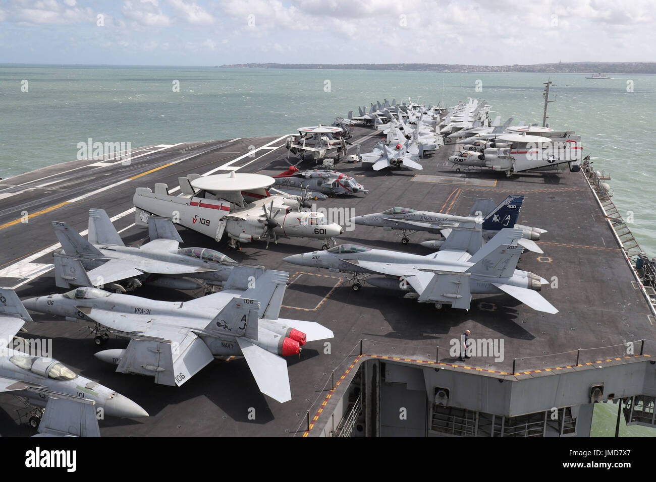 Piani sulla flightdeck a bordo della US Navy Nimitz-class portaerei USS George H.W. Bush come si stabilisce al di ancoraggio fuori coastbefore partecipa n esercizio guerriero sassone 2017 nel Nord dell'Oceano Atlantico. Foto Stock