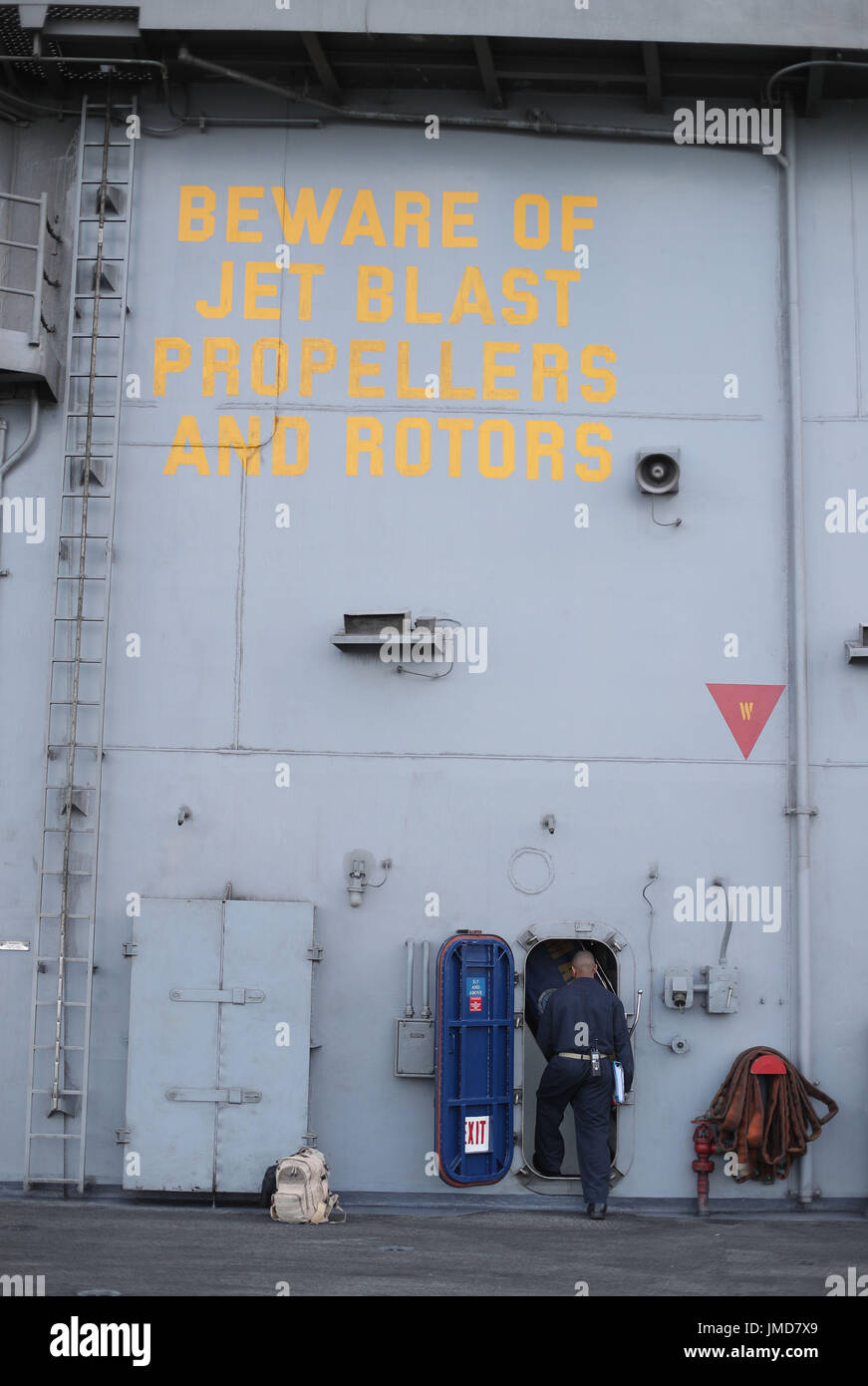 Un membro di equipaggio fa il suo modo fuori la flightdeck a bordo della US Navy Nimitz-class portaerei USS George H.W. Bush come si stabilisce al di ancoraggio fuori coastbefore partecipa n esercizio guerriero sassone 2017 nel Nord dell'Oceano Atlantico. Foto Stock