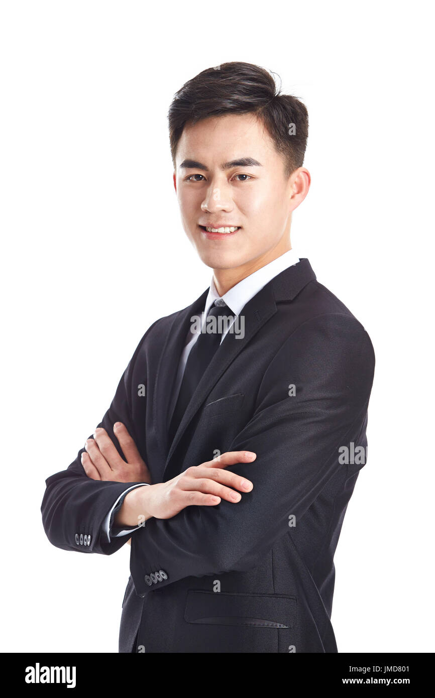 Ritratto in studio di un giovane imprenditore asiatici in abbigliamento formale, con le braccia incrociate, isolato su sfondo bianco. Foto Stock