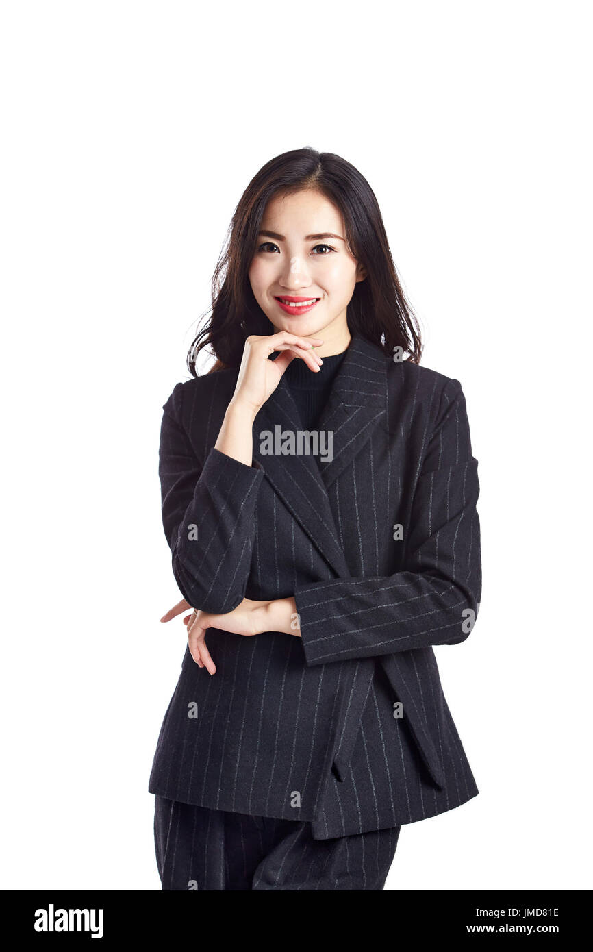 Studio ritratto di una giovane imprenditrice asiatici in abbigliamento formale, la mano sul mento, isolati su sfondo bianco. Foto Stock