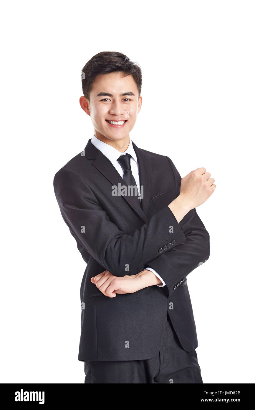 Ritratto in studio di un giovane imprenditore asiatici in abbigliamento formale, felice e sorridente, isolato su sfondo bianco. Foto Stock
