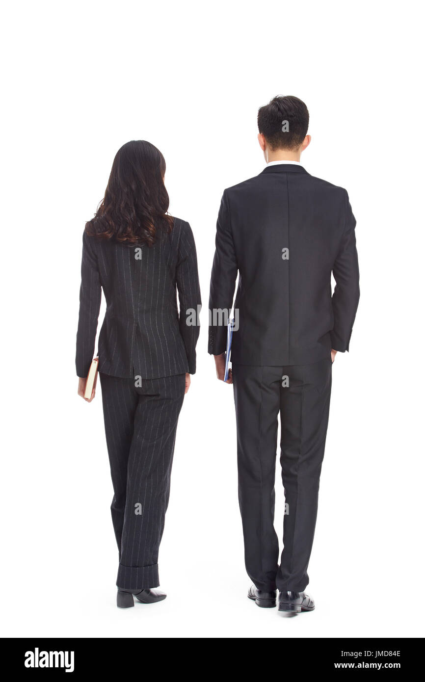 Giovani asian business l uomo e la donna che cammina, vista posteriore, isolato su sfondo bianco. Foto Stock