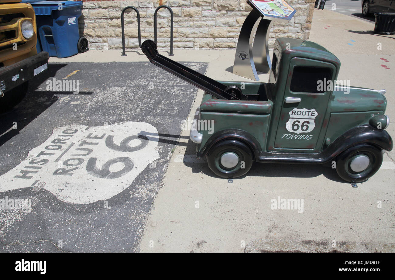 Mini carrello di traino in pontiac sul percorso 66 Illinois Foto Stock
