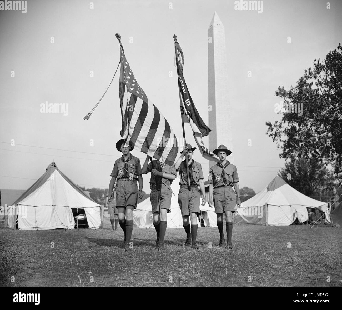 Quattro Marching Boy Scout durante il raduno nazionale con Washington Memorial in background, Washington DC, Stati Uniti d'America, Harris & Ewing, 1937 Foto Stock