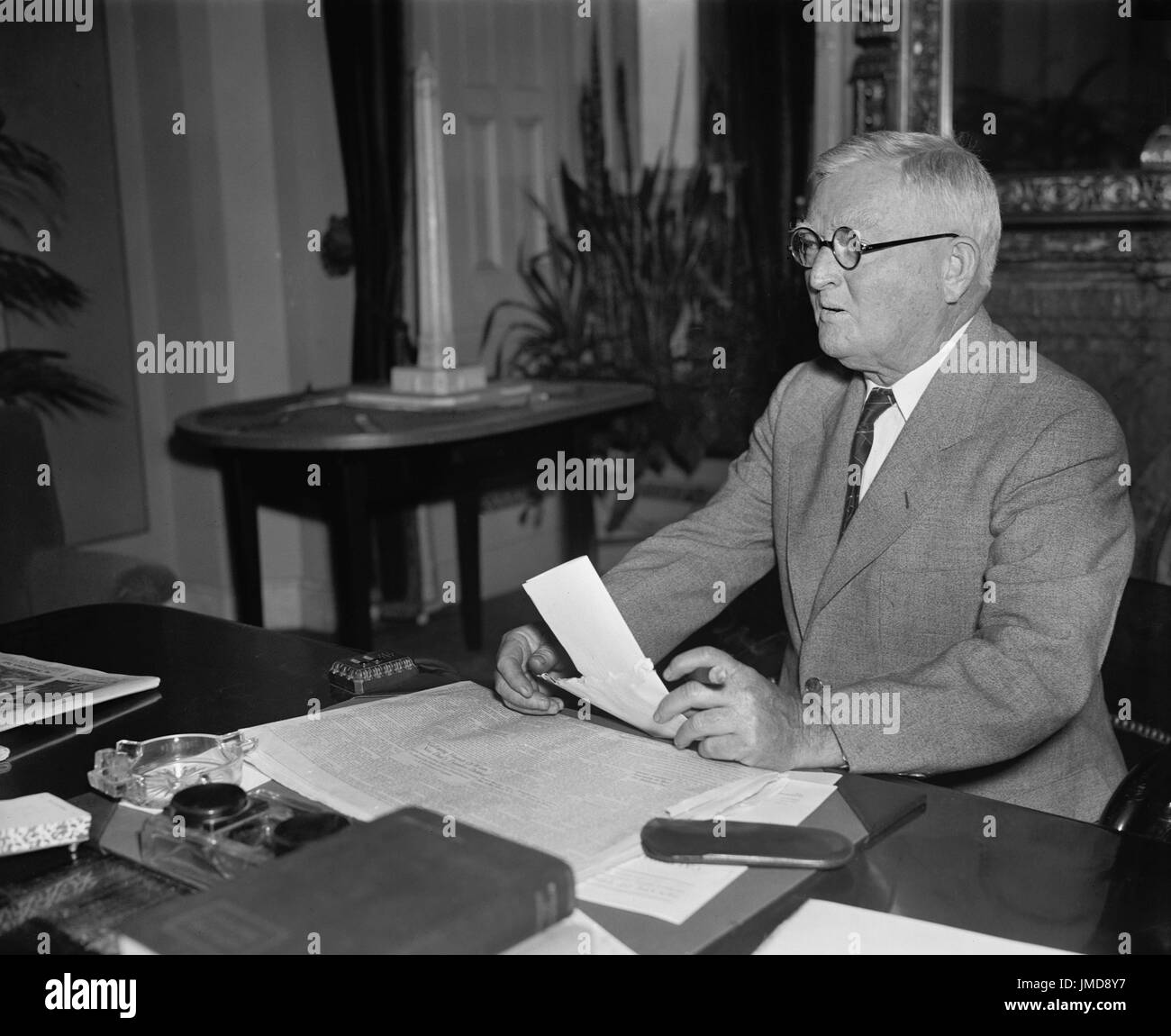 Stati Uniti Il Vice Presidente John Nance Garner, ritratto alla scrivania, Washington DC, USA, Harris & Ewing, Luglio 1937 Foto Stock