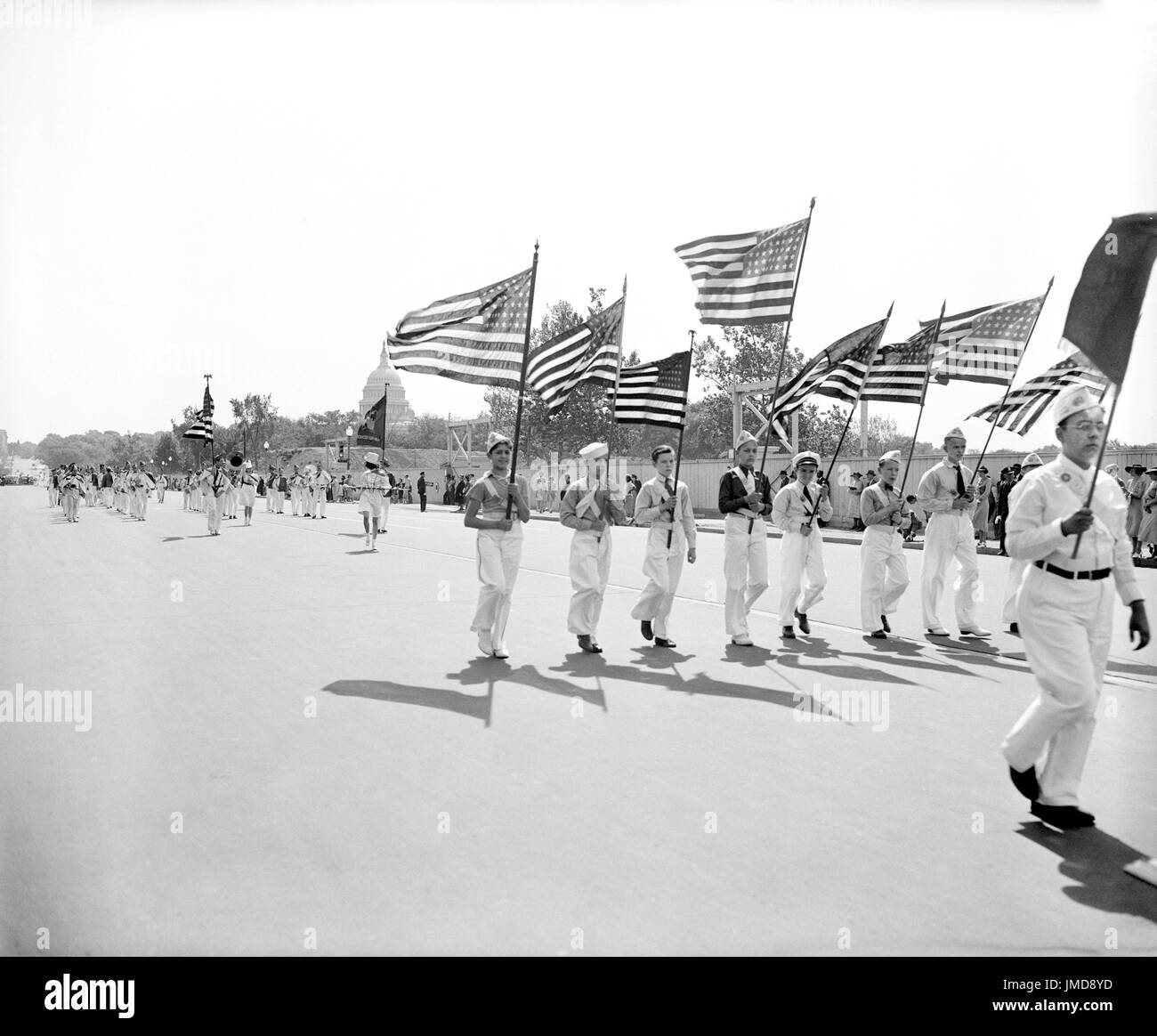 Scolaro di pattuglie marciando con bandierine americane nel corso annuale di sicurezza Parade, Constitution Avenue a Washington DC, USA, Harris & Ewing, Maggio 1938 Foto Stock