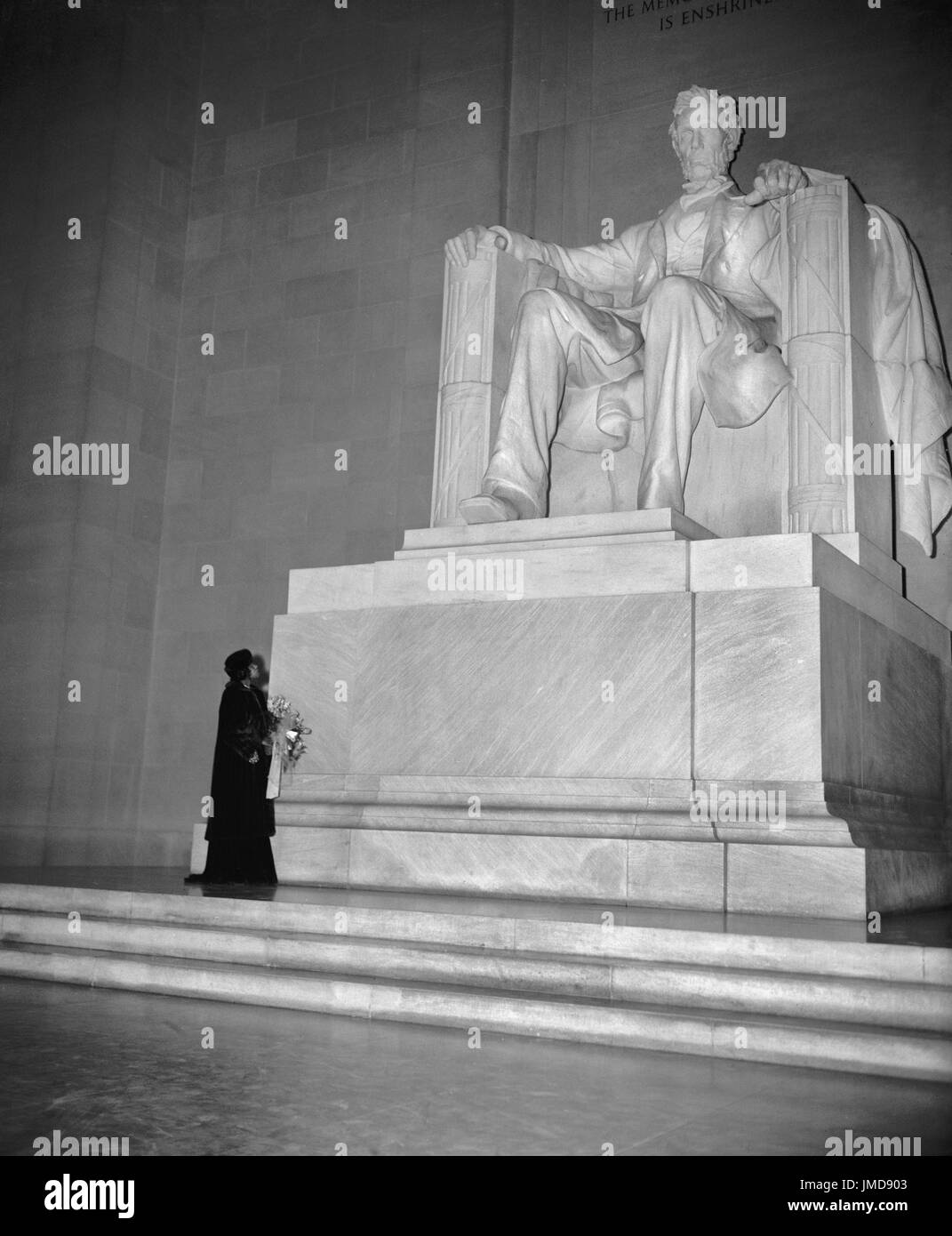 Marian Anderson in piedi alla statua di Abraham Lincoln, il Lincoln Memorial, Washington DC, USA, Harris & Ewing, Aprile 1939 Foto Stock