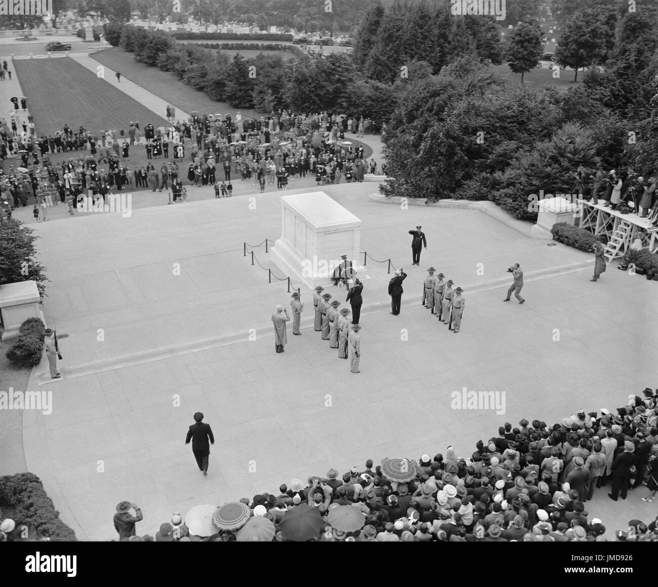 Angolo di Alta Vista del Presidente Franklin Roosevelt corona essendo poste dai principali Orazio B. Smith presso la tomba del Soldato Sconosciuto sul Memorial Day al Cimitero Nazionale di Arlington, Arlington, Virginia, Stati Uniti d'America, Harris & Ewing, 30 maggio 1940 Foto Stock