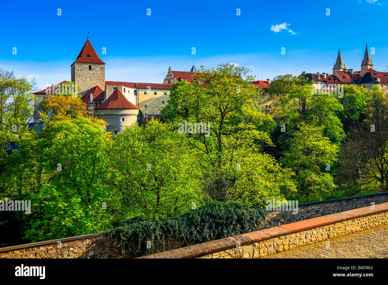 Europa, Repubblica Ceca, Cechia, Praga, Praha, UNESCO, Hradcany, dal quartiere del castello, il Castello di Praga, Prazsky hrad, il complesso del castello con torre nera Foto Stock