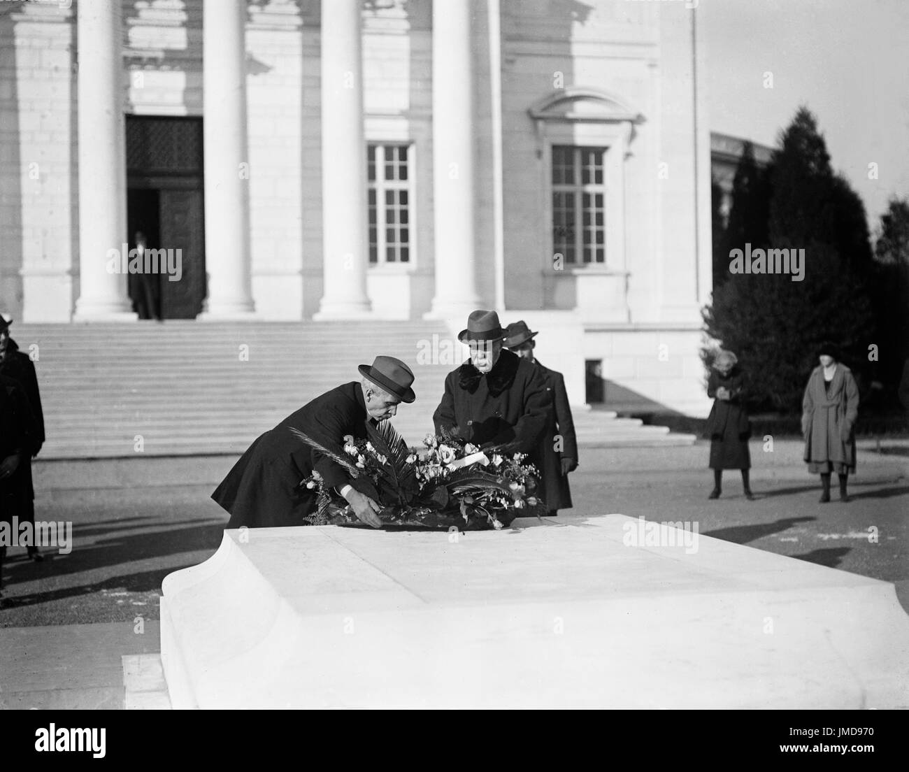 Georges Clemenceau immissione corona sulla tomba del Milite Ignoto, il Cimitero Nazionale di Arlington, Arlington, Virginia, Stati Uniti d'America, Harris & Ewing, 6 Dicembre 1922 Foto Stock