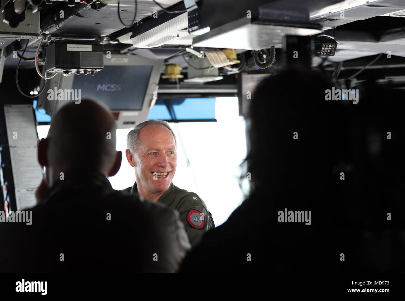 L'ammiraglio posteriore Kenny Whitesell talsk al media a bordo della US Navy Nimitz-class portaerei USS George H.W. Bush come si stabilisce al di ancoraggio al largo prima di esso partecipa in esercizio guerriero sassone 2017 nel Nord dell'Oceano Atlantico. Foto Stock