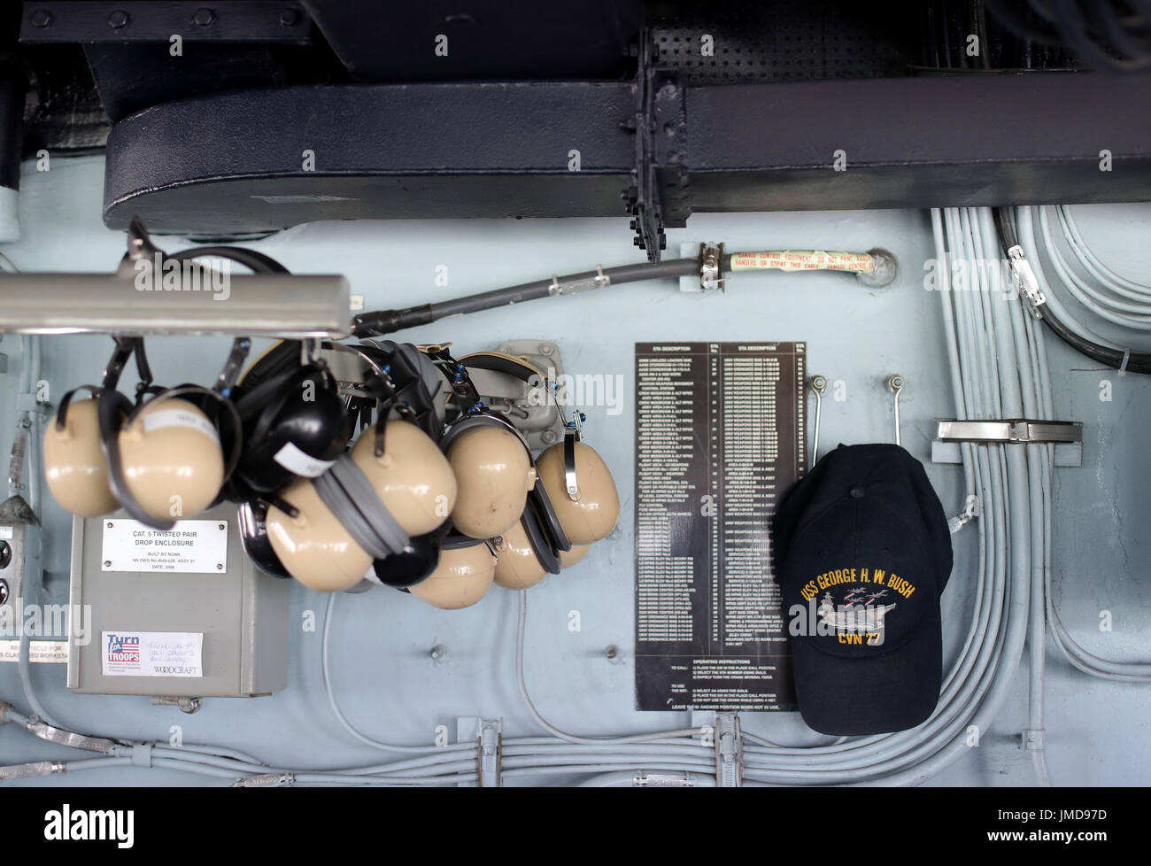 Un cappello da baseball si blocca su un gancio a bordo della US Navy Nimitz-class portaerei USS George H.W. Bush come si stabilisce al di ancoraggio al largo prima di esso partecipa in esercizio guerriero sassone 2017 nel Nord dell'Oceano Atlantico. Foto Stock