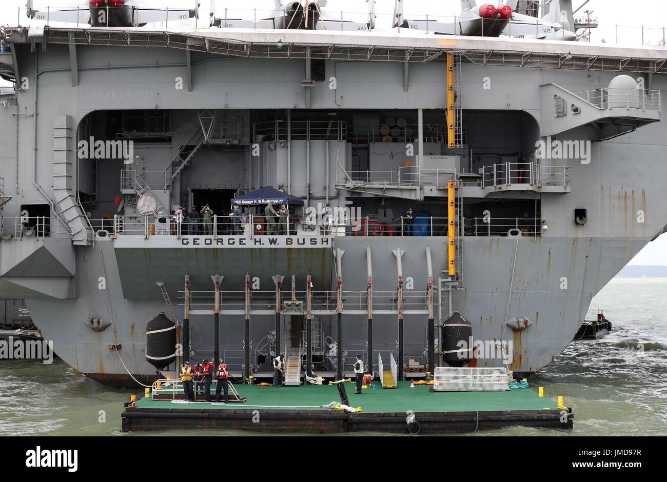 Una vista della poppa della US Navy Nimitz-class portaerei USS George H.W. Bush come si stabilisce al di ancoraggio al largo prima di esso partecipa in esercizio guerriero sassone 2017 nel Nord dell'Oceano Atlantico. Foto Stock