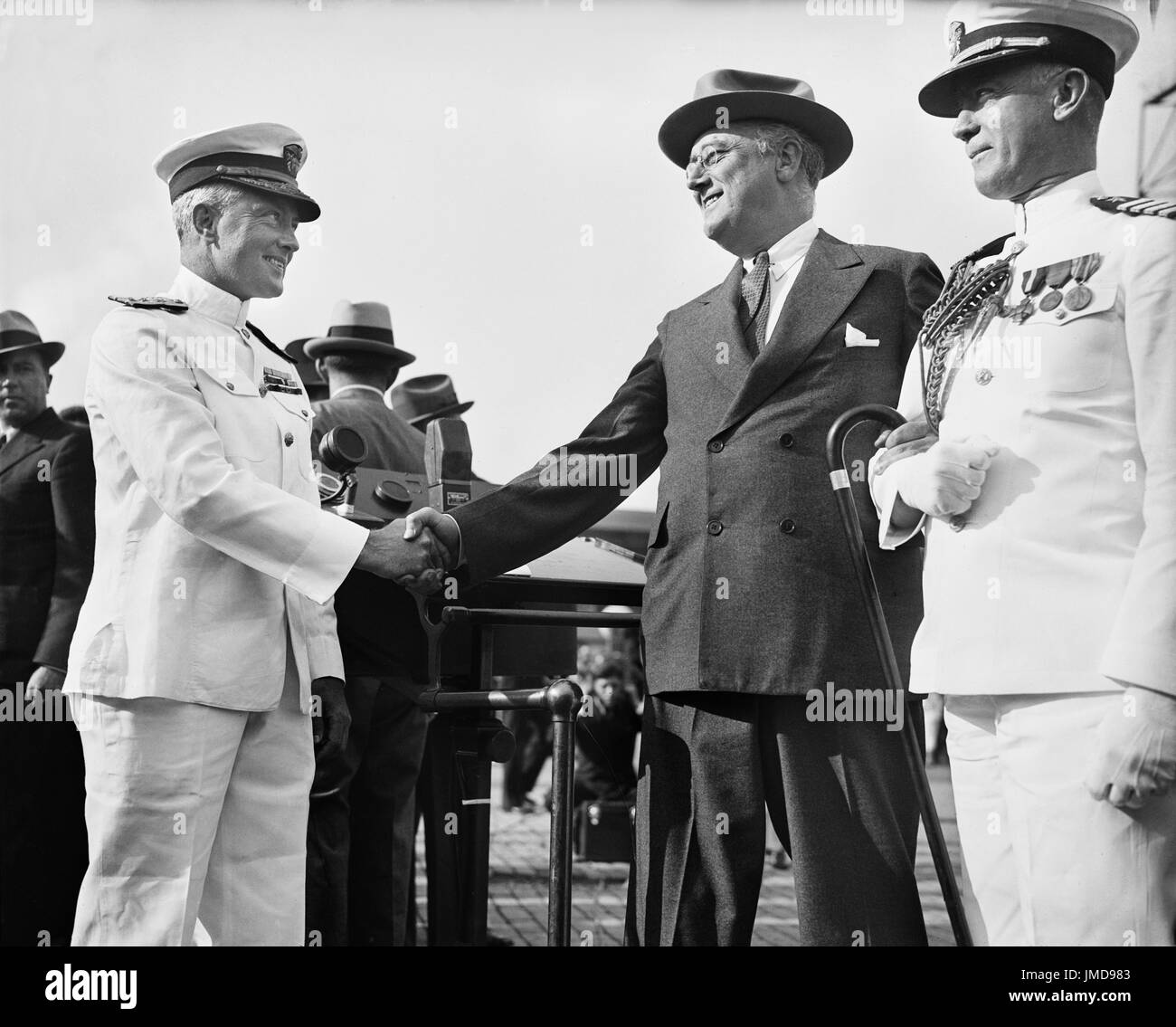 Stati Uniti Il presidente Franklin Roosevelt saluto Explorer Admiral Richard E. Byrd, Washington DC, USA, Harris & Ewing, 1935 Foto Stock