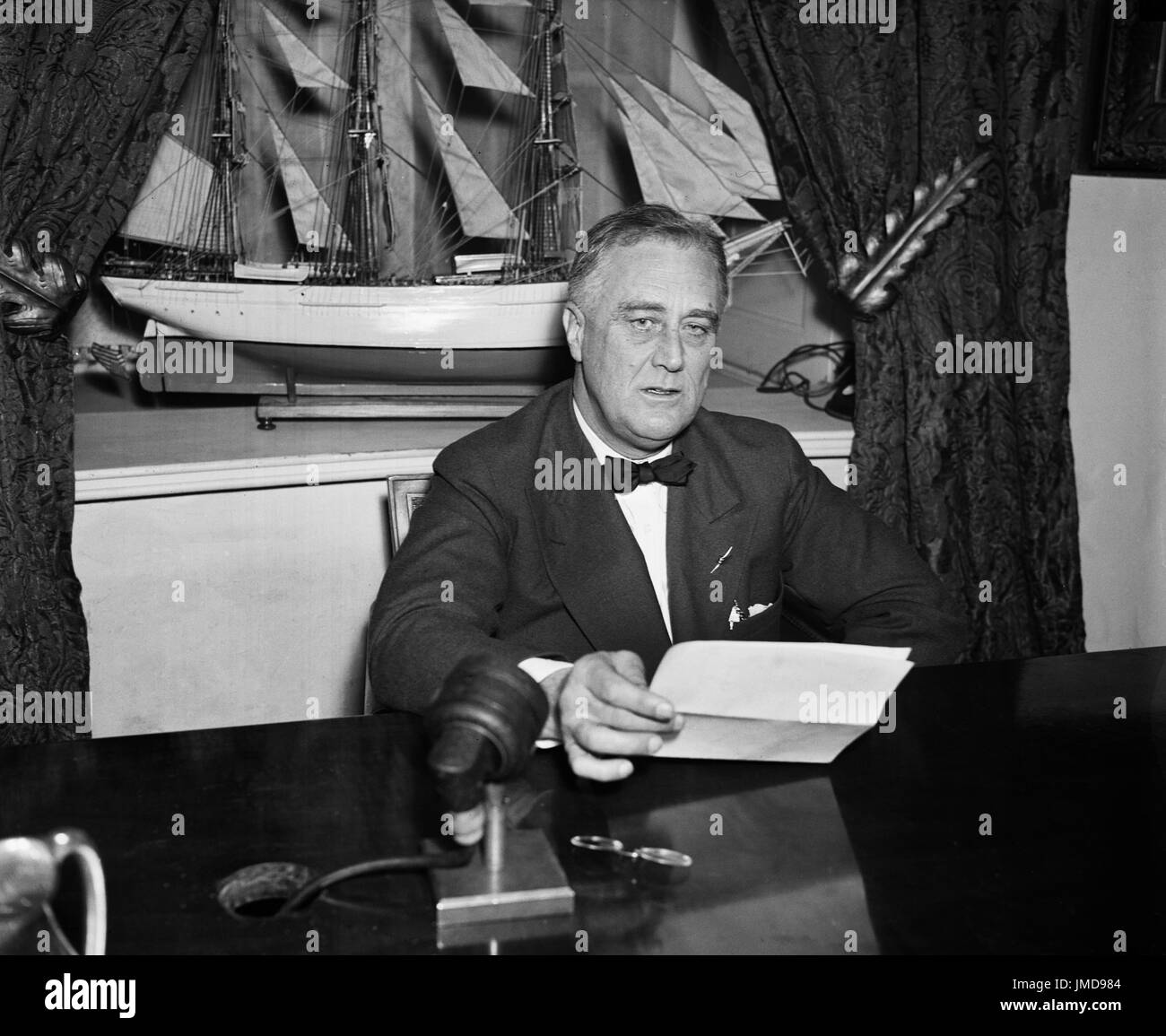 Stati Uniti Il presidente Franklin Roosevelt, Ritratto seduto alla scrivania, Washington DC, Stati Uniti d'America, Harris & Ewing, 1936 Foto Stock