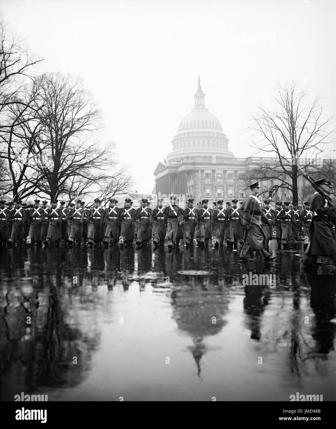 Punto ad ovest di cadetti marciando nella pioggia durante U.S. Il presidente Franklin Roosevelt Inaugurazione Parade, Washington DC, USA, Harris & Ewing, 20 Gennaio 1937 Foto Stock