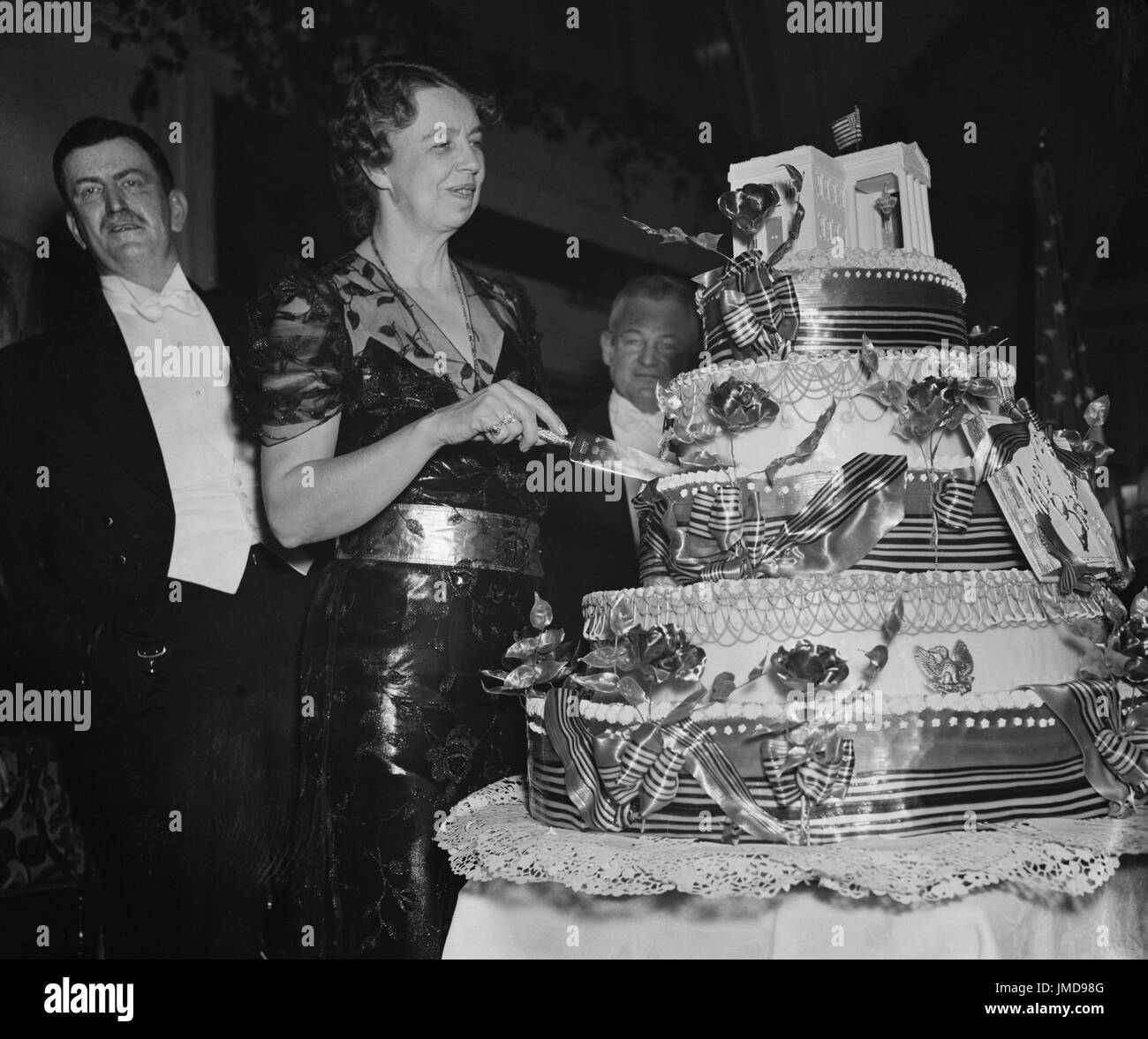 La First Lady Eleanor Roosevelt il taglio di torta di compleanno a sfera di compleanno in onore di U.S. Il presidente Franklin Roosevelt, Willard Hotel di Washington DC, USA, Harris & Ewing, Gennaio 29, 1938 Foto Stock