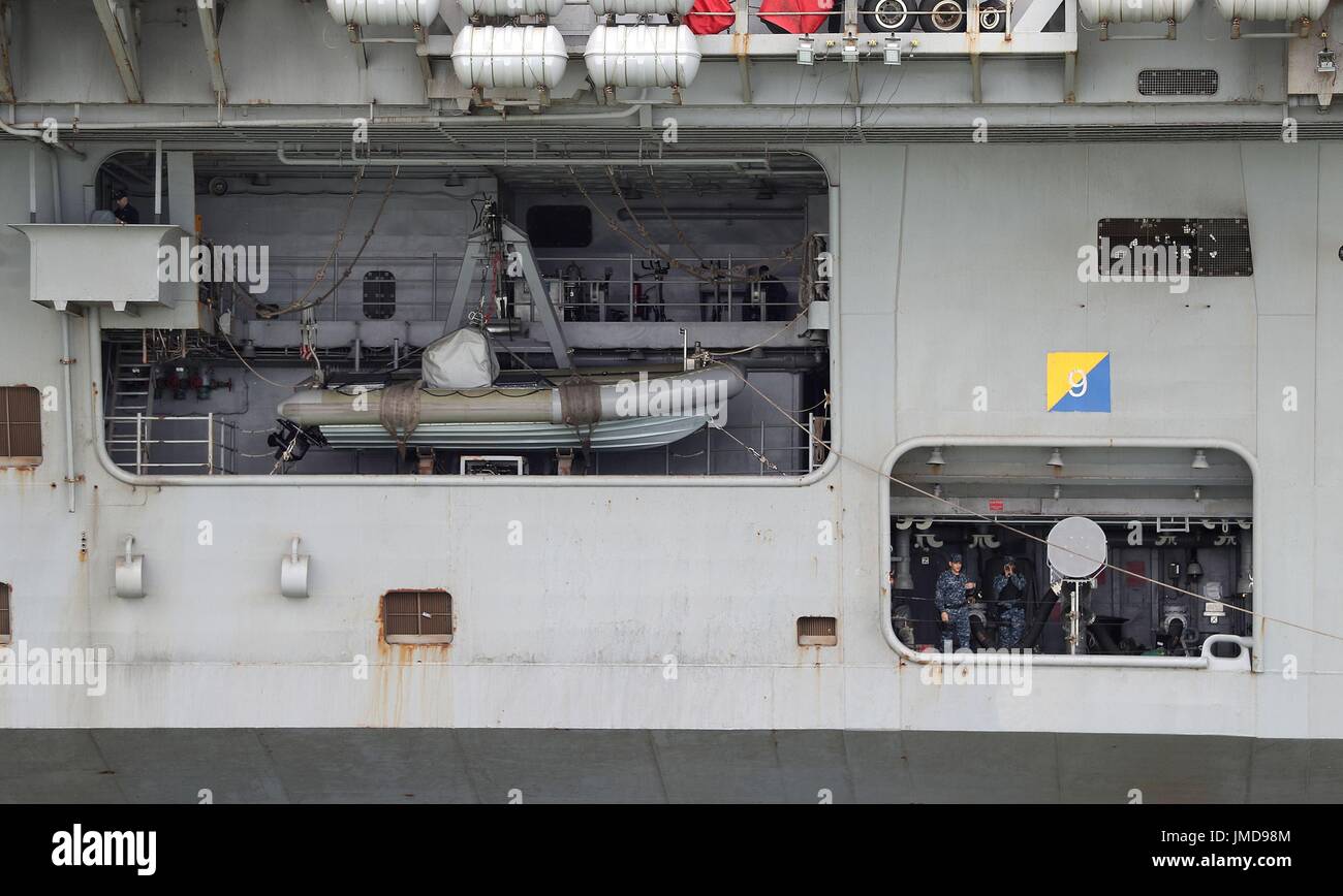 Due membri di equipaggio mantenere lookout dal Navy US Nimitz-class portaerei USS George H.W. Bush come si stabilisce al di ancoraggio al largo prima di esso partecipa in esercizio guerriero sassone 2017 nel Nord dell'Oceano Atlantico. Foto Stock