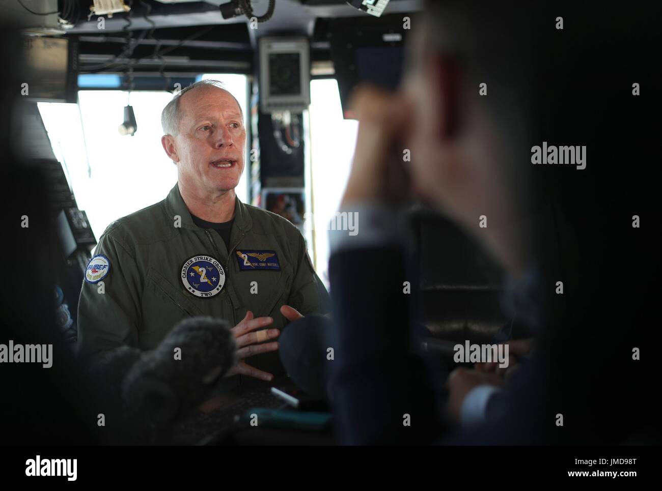 L'ammiraglio posteriore Kenny Whitesell talsk al media a bordo della US Navy Nimitz-class portaerei USS George H.W. Bush come si stabilisce al di ancoraggio al largo prima di esso partecipa in esercizio guerriero sassone 2017 nel Nord dell'Oceano Atlantico. Foto Stock