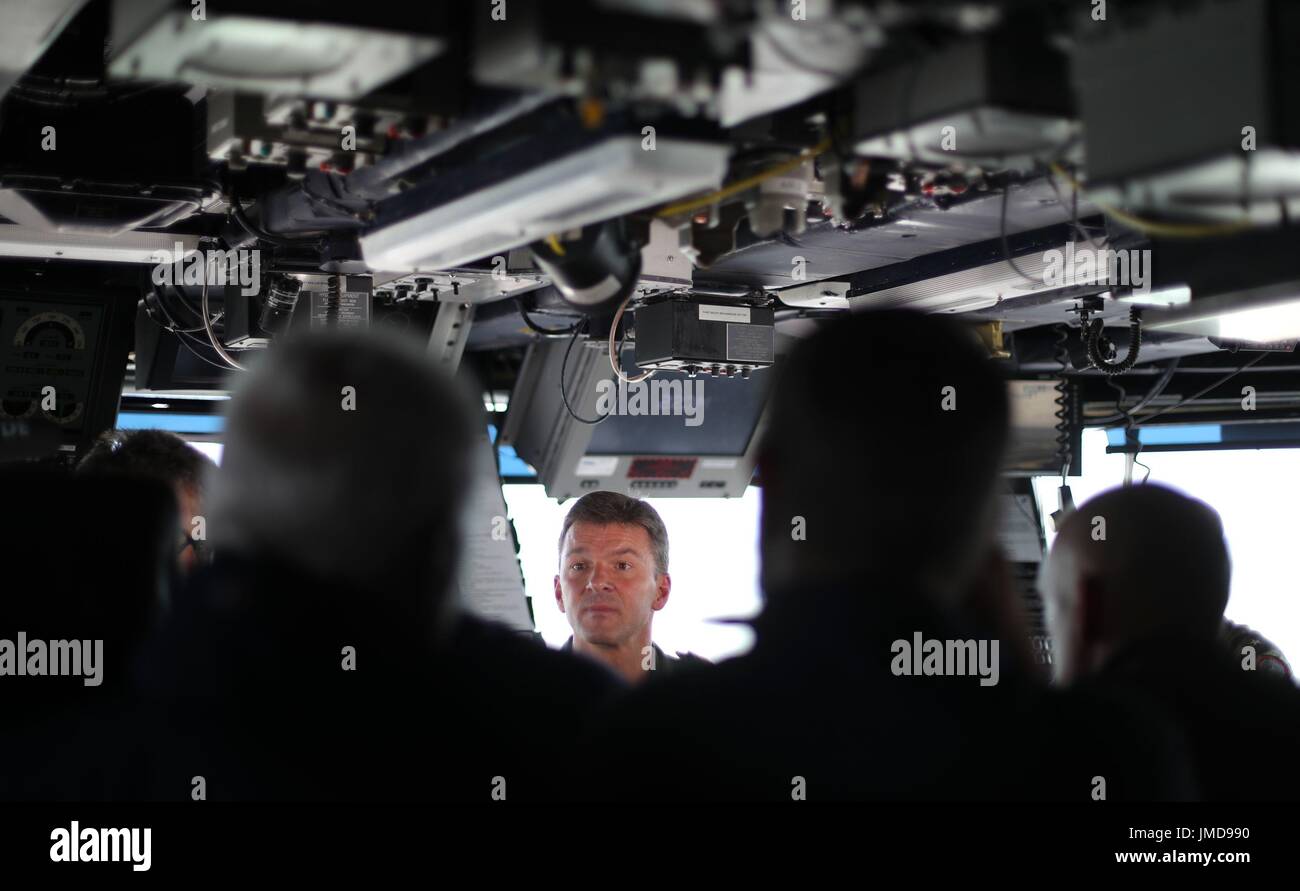 Commodore Andrew Betton chat con i membri dei media a bordo della US Navy Nimitz-class portaerei USS George H.W. Bush come si stabilisce al di ancoraggio al largo prima di esso partecipa in esercizio guerriero sassone 2017 nel Nord dell'Oceano Atlantico. Foto Stock