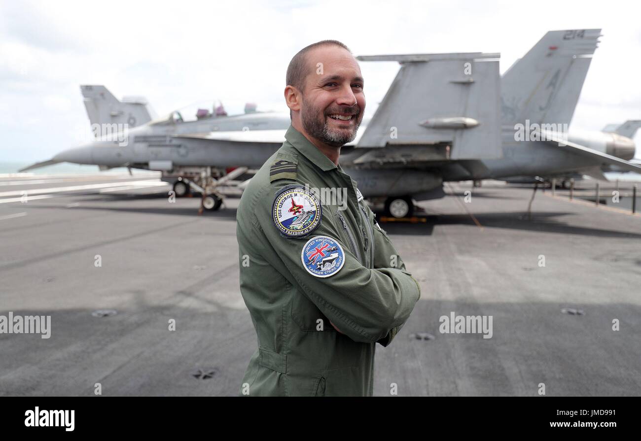 Royal Navy il Tenente Comandante James Capps a bordo della US Navy Nimitz-class portaerei USS George H.W. Bush come si stabilisce al di ancoraggio al largo prima di esso partecipa in esercizio guerriero sassone 2017 nel Nord dell'Oceano Atlantico. Foto Stock