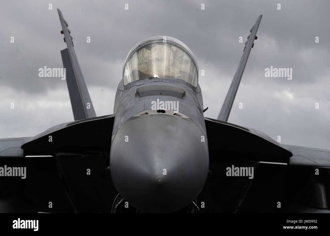 Un F-18 a bordo della US Navy Nimitz-class portaerei USS George H.W. Bush come si stabilisce al di ancoraggio al largo prima di esso partecipa in esercizio guerriero sassone 2017 nel Nord dell'Oceano Atlantico. Foto Stock