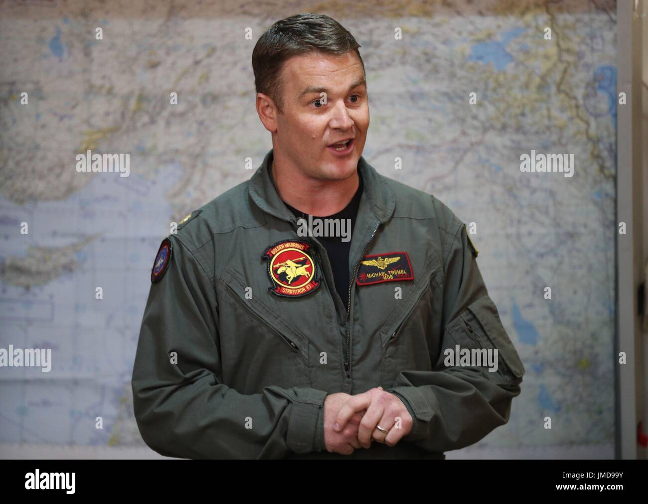 Michael pilota Tremel chat con i membri dei media a bordo della US Navy Nimitz-class portaerei USS George H.W. Bush come si stabilisce al di ancoraggio al largo prima di esso partecipa in esercizio guerriero sassone 2017 nel Nord dell'Oceano Atlantico. Foto Stock