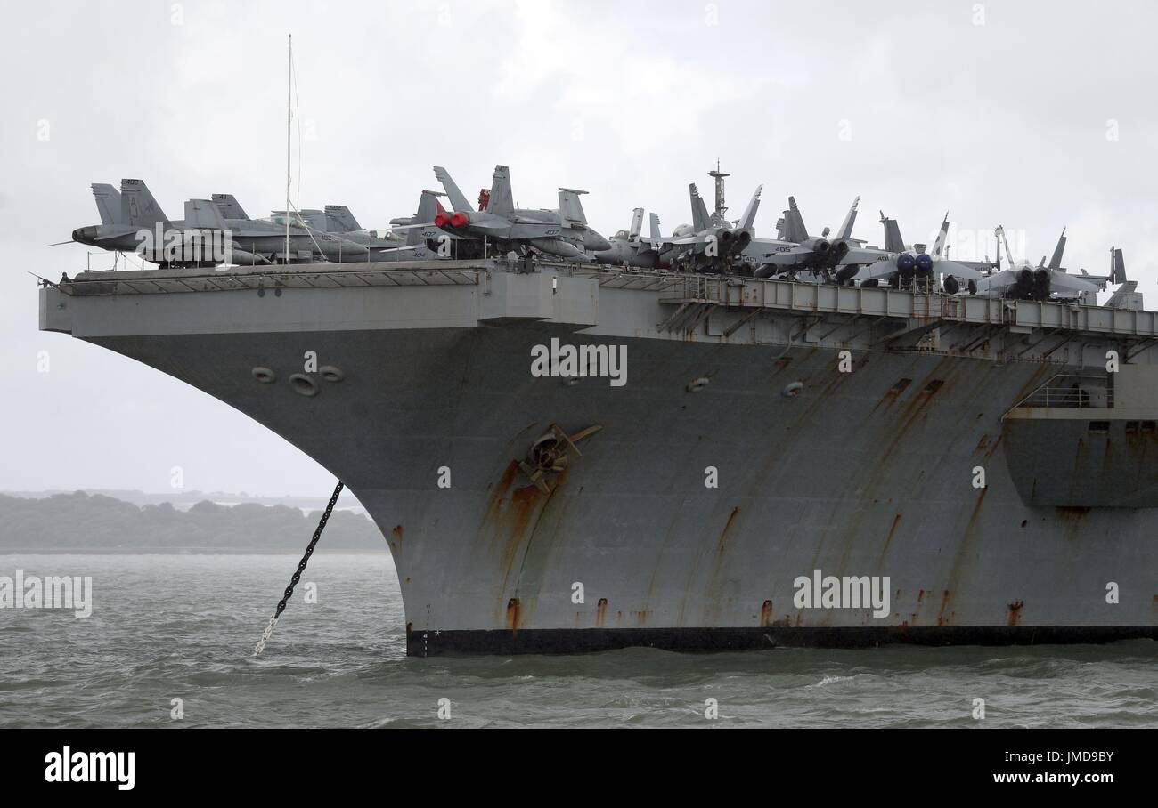 F-18's sono parcheggiate sulla prua del Navy US Nimitz-class portaerei USS George H.W. Bush come si stabilisce al di ancoraggio al largo prima di esso partecipa in esercizio guerriero sassone 2017 nel Nord dell'Oceano Atlantico. Foto Stock