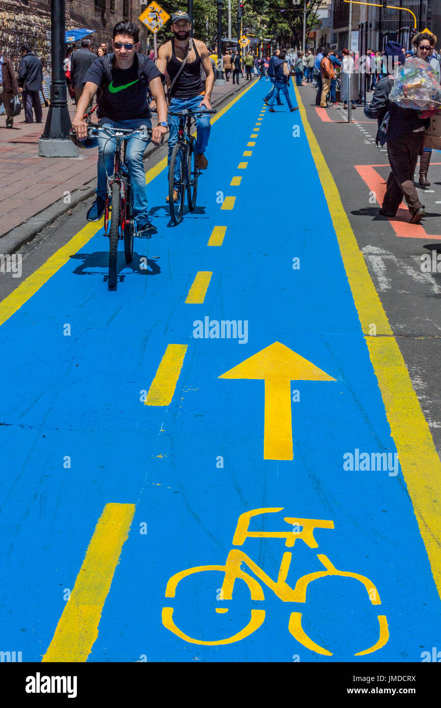 Bogotà, Colombia - 4 Febbraio 2017 : ciclista percorso in bicicletta Carrera Septima a Bogotà capitale della Colombia Sud America Foto Stock