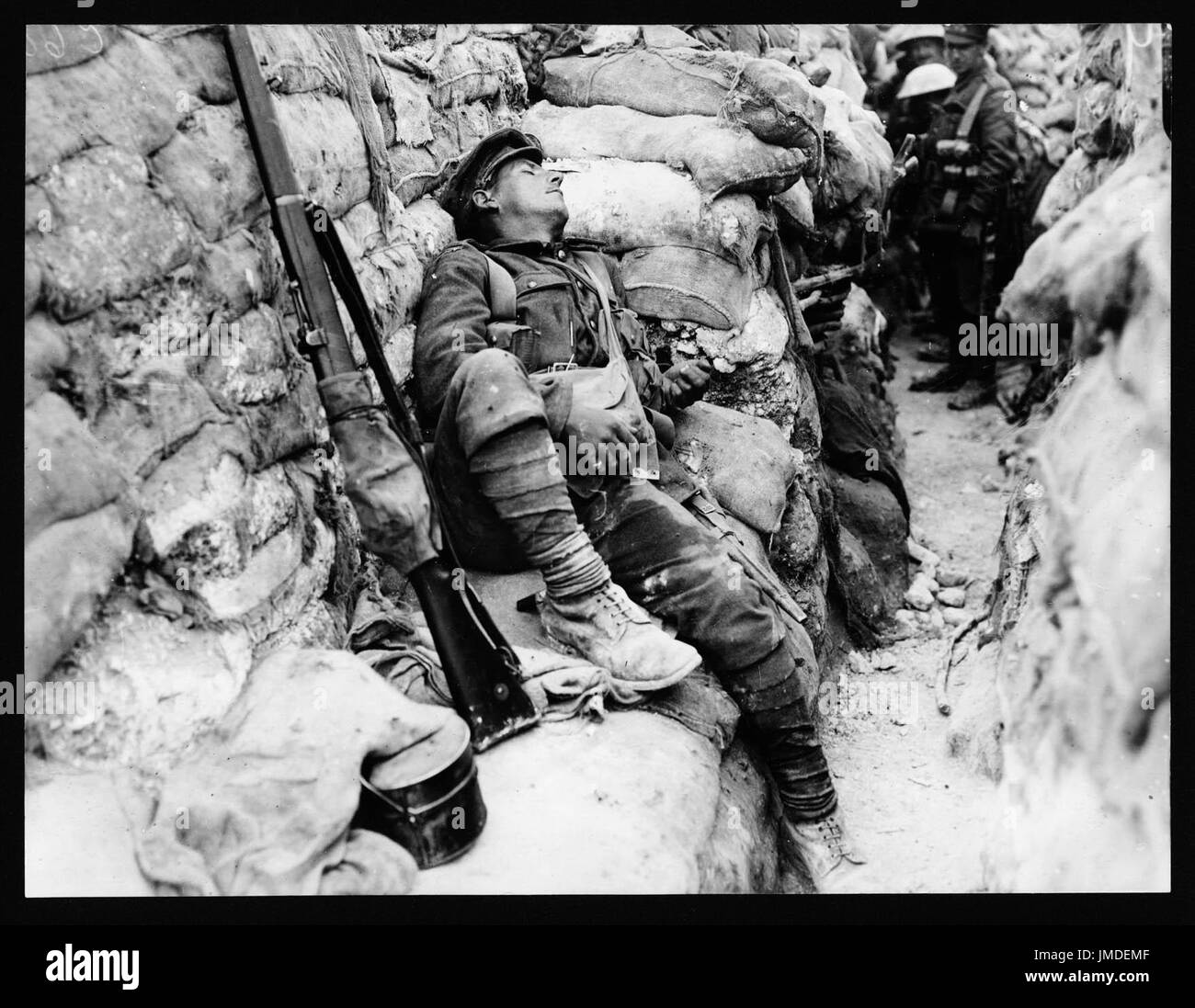 Un soldato compagni a guardare lui come egli dorme, Thievpal, Francia, durante la Prima Guerra Mondiale Foto Stock