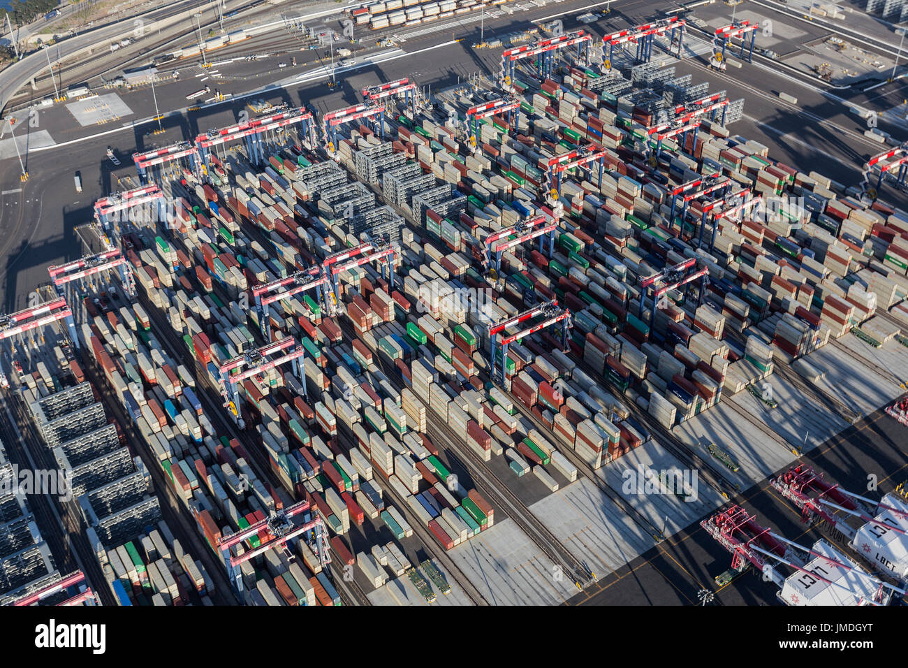 Long Beach, California, Stati Uniti d'America - 10 Luglio 2017: vista aerea del contenitore di carico le pile al Porto di Long Beach nei pressi di Los Angeles, California. Foto Stock