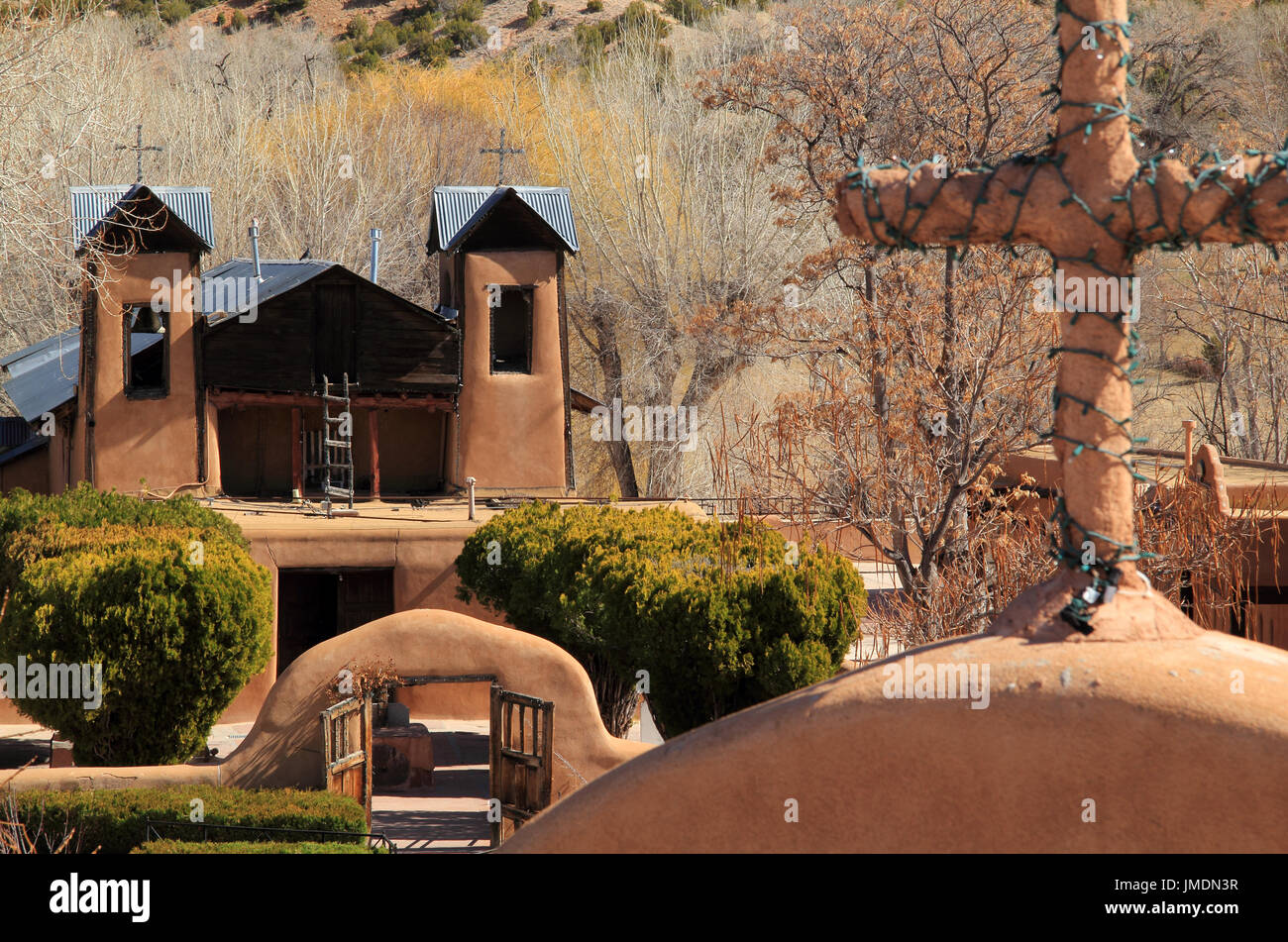 Lo storico El Santuario De Chimayo è un importante punto di interesse per i turisti in viaggio lungo la bellissima strada elevata a Taos nel New Mexico settentrionale Foto Stock
