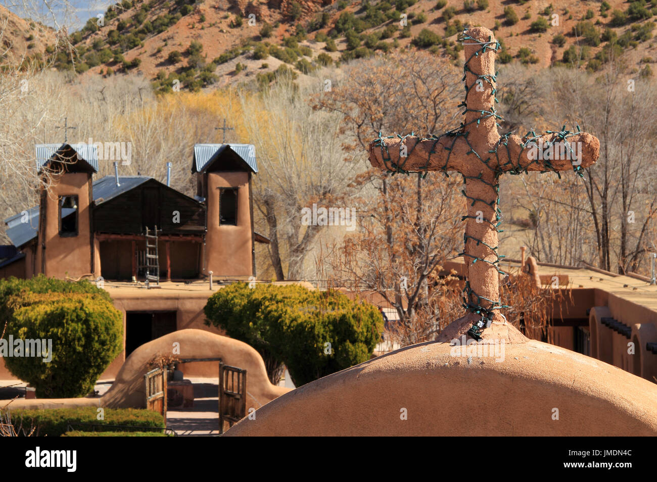 Lo storico El Santuario De Chimayo è un importante punto di interesse per i turisti in viaggio lungo la bellissima strada elevata a Taos nel New Mexico settentrionale Foto Stock