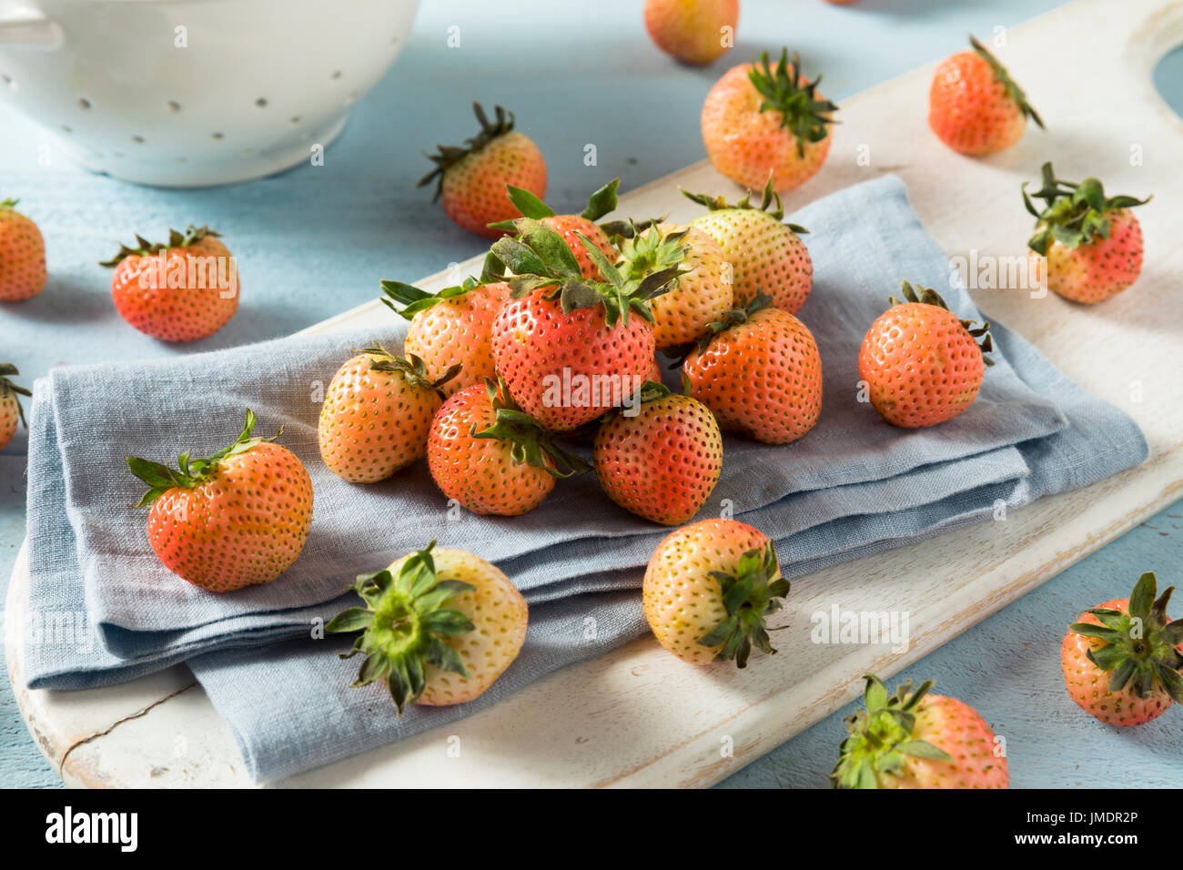 Materie organiche e rosa bianca fragole arrossire pronto a mangiare Foto Stock