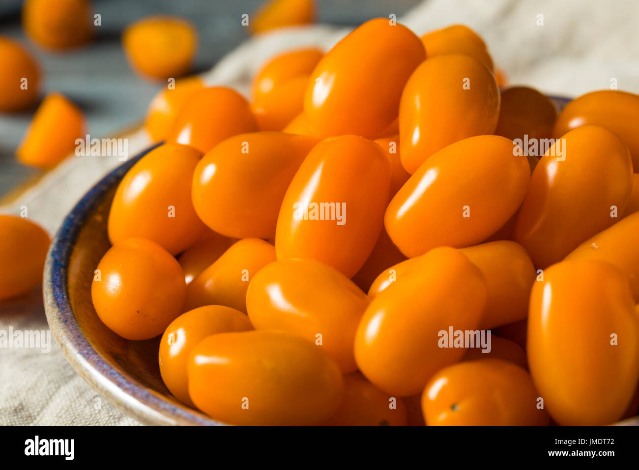 Raw arancione organico Pomodori ciliegia pronto a mangiare Foto Stock