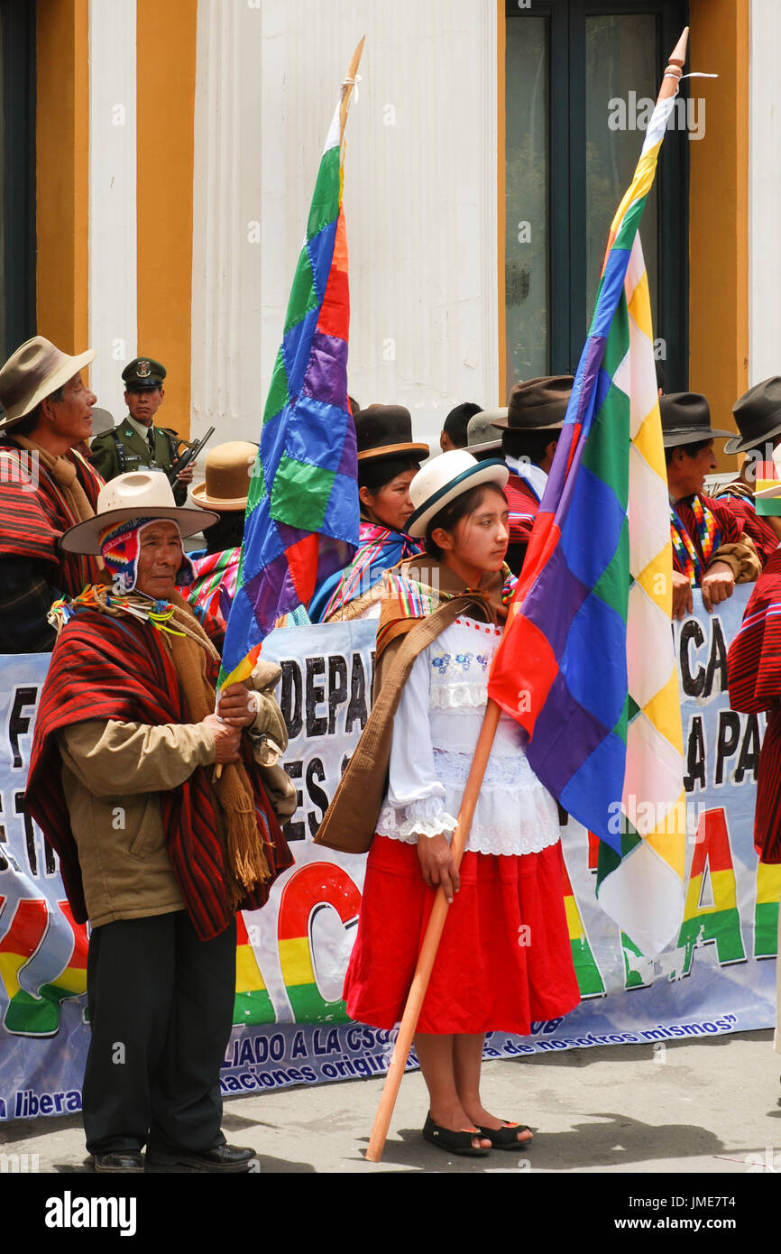 Popolo boliviano in piedi con le bandiere whipala durante la celebrazione della Stato plurinazionale foundation giorno, La Paz, Bolivia, Sud America Foto Stock