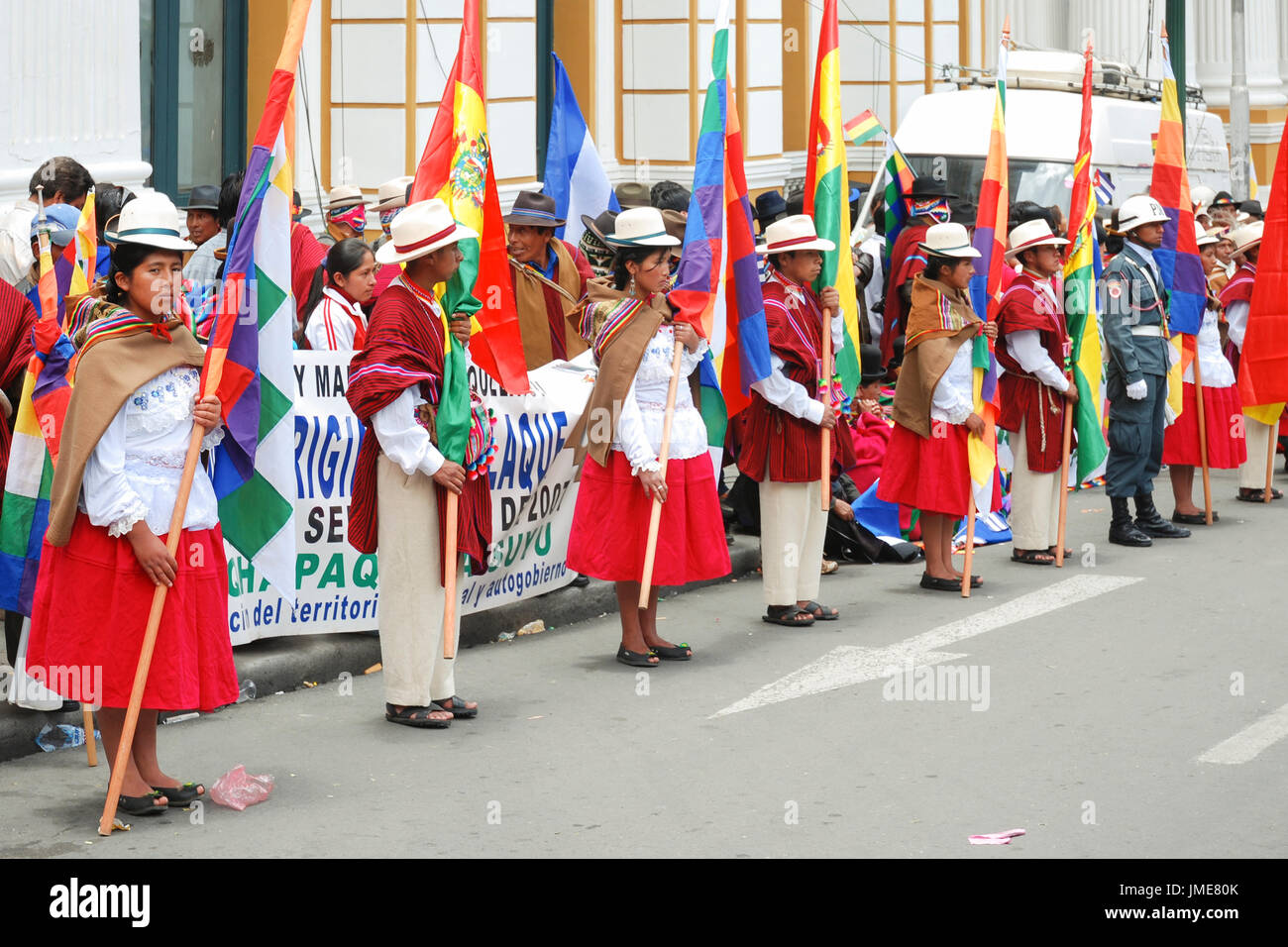Popolo boliviano in piedi con le bandiere whipala durante la celebrazione della Stato plurinazionale foundation giorno, La Paz, Bolivia, Sud America Foto Stock