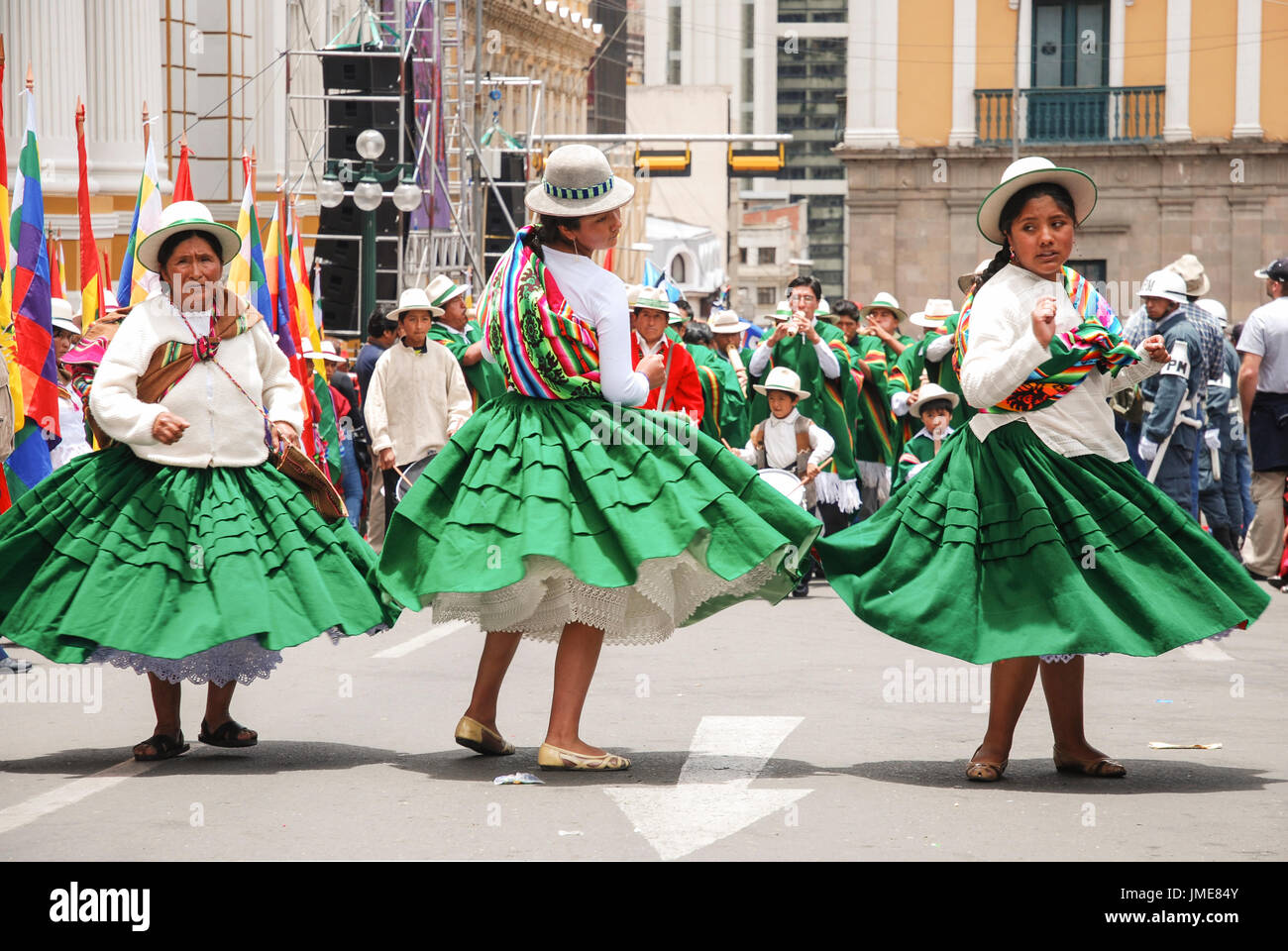 Popolo boliviano in variopinti costumi tradizionali celebrando la Stato plurinazionale foundation giorno, La Paz, Bolivia, Sud America Foto Stock