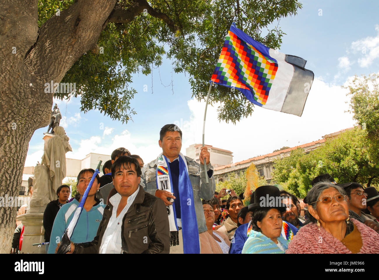 Popolo boliviano con whipala bandiera durante la celebrazione di Stato plurinazionale foundation giorno, La Paz, Bolivia, Sud America Foto Stock