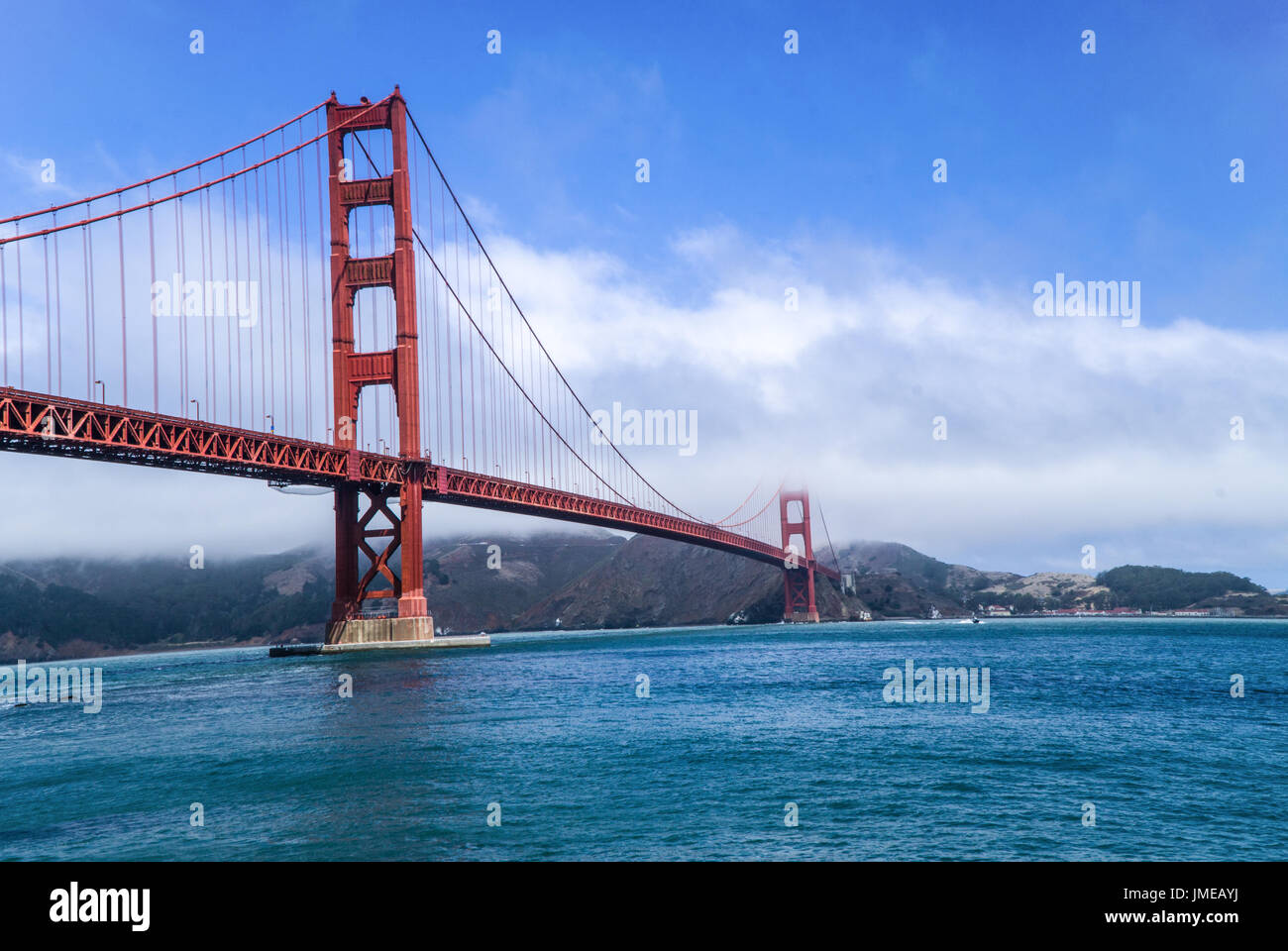 Il Golden Gate Bridge su una tipica mattinata nebbiosa sulla baia Foto Stock