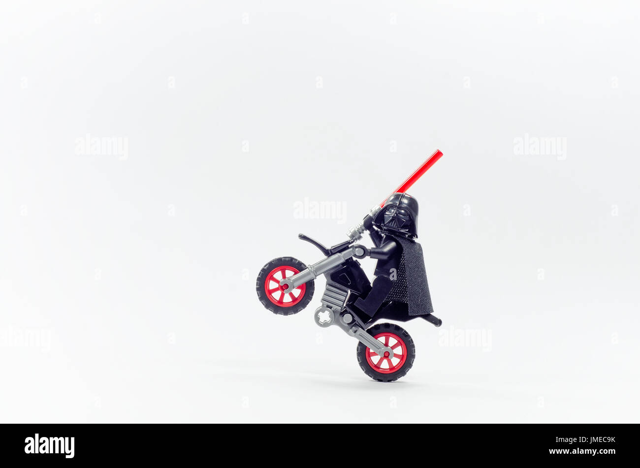 Darth Vader minifigure equitazione dirt bike sollevamento pneumatico anteriore Foto Stock