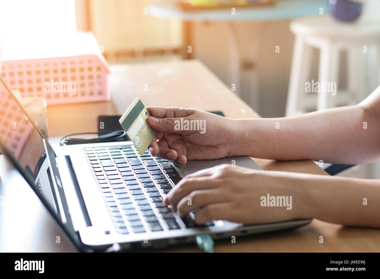 Mano tenendo la scheda e utilizzando il laptop per shopping on-line di beni e servizio di pagamento. Foto Stock