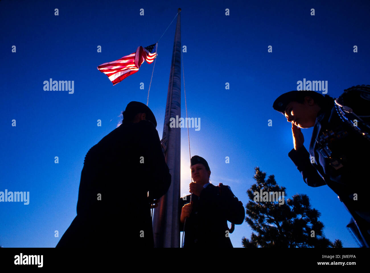 Noi bandiera cerimonia di sollevamento eseguito da US Air Force ROTC - reserve officer training corps - alta scuola di cadetti in uniforme al di fuori della loro scuola superiore Foto Stock