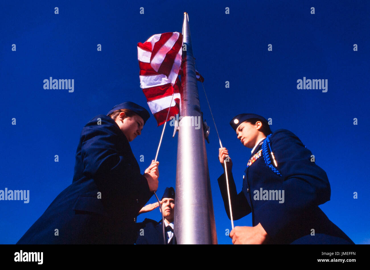 Noi bandiera cerimonia di sollevamento eseguito da US Air Force ROTC - reserve officer training corps - alta scuola di cadetti in uniforme al di fuori della loro scuola superiore Foto Stock