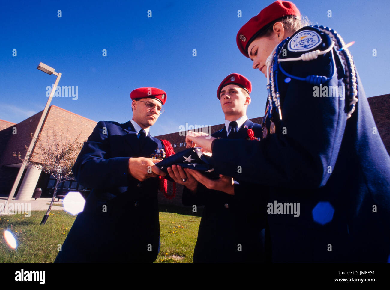 Noi bandiera cerimonia di sollevamento eseguito da US Air Force ROTC - reserve officer training corps - alta scuola di cadetti in uniforme al di fuori della loro scuola superiore Foto Stock