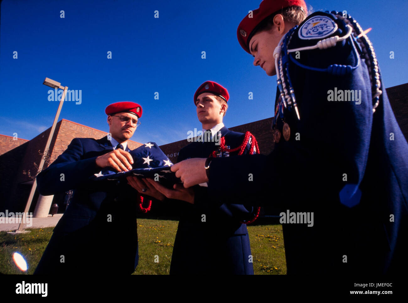 Noi bandiera cerimonia di sollevamento eseguito da US Air Force ROTC - reserve officer training corps - alta scuola di cadetti in uniforme al di fuori della loro scuola superiore Foto Stock