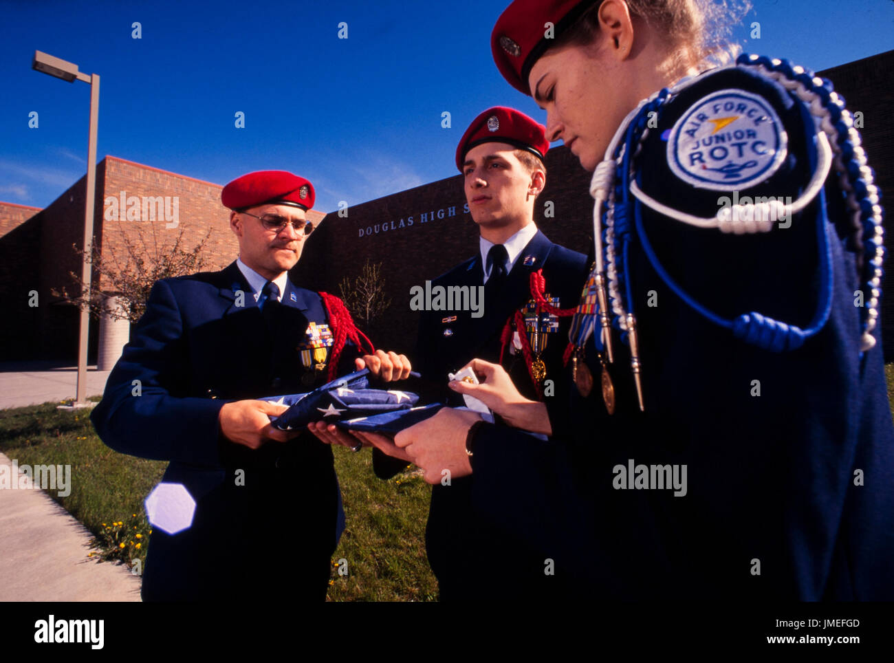 Noi bandiera cerimonia di sollevamento eseguito da US Air Force ROTC - reserve officer training corps - alta scuola di cadetti in uniforme al di fuori della loro scuola superiore Foto Stock