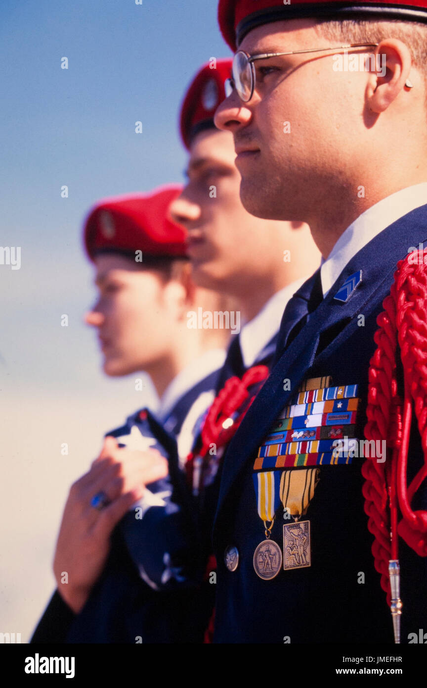 Noi bandiera cerimonia di sollevamento eseguito da US Air Force ROTC - reserve officer training corps - alta scuola di cadetti in uniforme al di fuori della loro scuola superiore Foto Stock